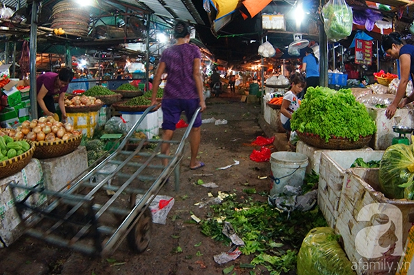 Chợ Long Biên sắp đóng cửa, hàng ngàn người lo lắng.